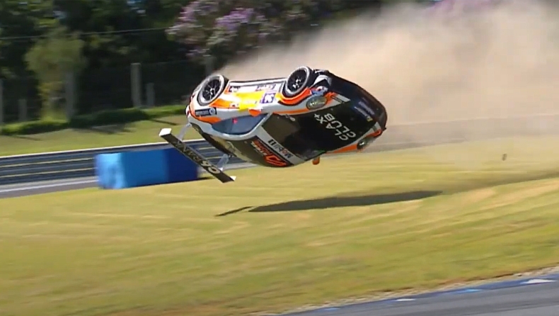 Ατύχημα που «κόβει» την ανάσα – Porsche έκανε τούμπα στον αέρα σε αγώνα (vid)