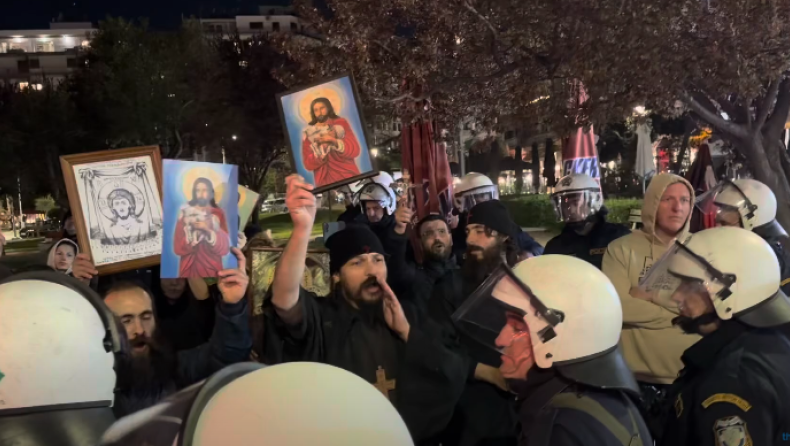 Μεγάλη ένταση και προσαγωγές έξω από το θέατρο που έδινε παράσταση ο Ζαραλίκος (vid)