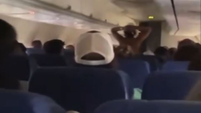 Πανικός σε πτήση: Επιβάτιδα έτρεχε γυμνή στον διάδρομο και ούρλιαζε (vid)
