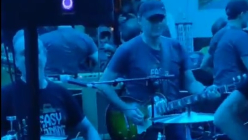 Βαλβέρδε: Το βίντεο που τον δείχνει... ροκ κιθαρίστα, οι τέσσερις κιθάρες του και η αγάπη του για τη μουσική (vid)