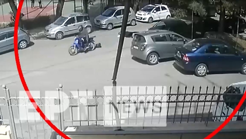 Συνελήφθη τσαντάκιας στην Αγ. Παρασκευή: Η στιγμή που σέρνει γυναίκα στον δρόμο (vid)