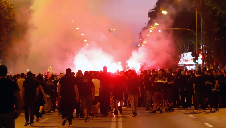 Θεσσαλονίκη: Οπαδοί του ΠΑΟΚ γιόρτασαν με βεγγαλικά και πυρσούς τα γενέθλια του συλλόγου (vid)