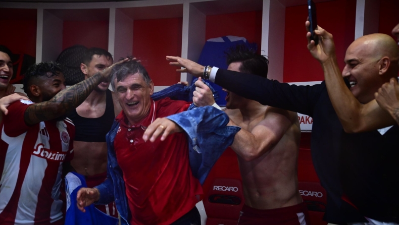 Ολυμπιακός: Το ερυθρόλευκο πάρτι των πρωταθλητών στα αποδυτήρια και τα... μπουγέλα στον Μεντιλίμπαρ