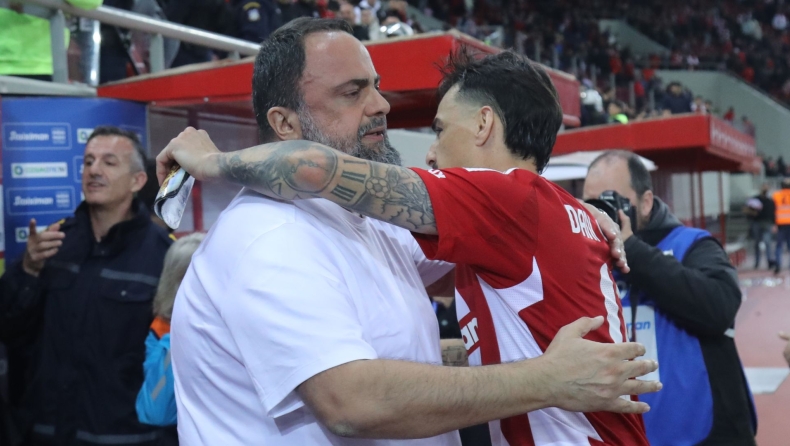 Ολυμπιακός: Οι αγκαλιές Βαγγέλη και Μιλτιάδη Μαρινάκη στους πρωταθλητές