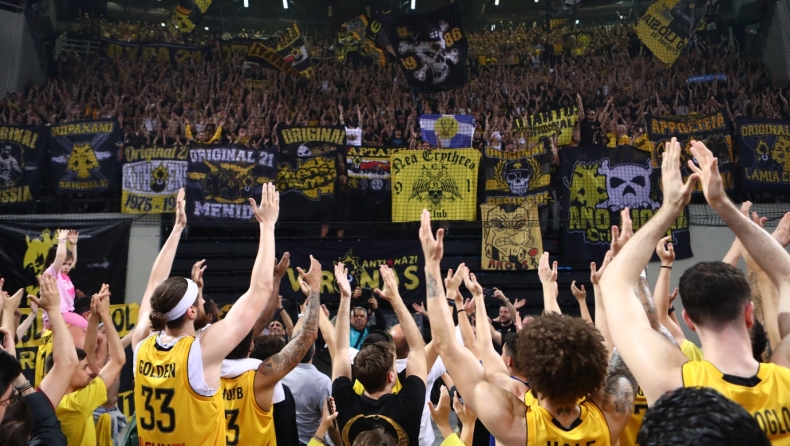 ΑΕΚ: Κιτρινόμαυρη τρέλα με παίκτες και κόσμο για την πρόκριση στο Final Four (vids)