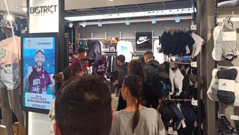 ΑΕΛ: «Πανικός» έξω από την μπουτίκ παραμονή της φιέστας (Vid)