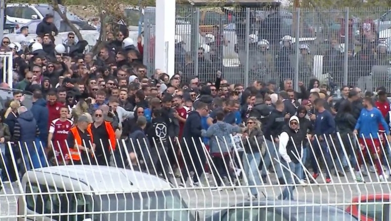 Καμπανιακός - ΑΕΛ: Οι παίκτες των «βυσσινί» ανέβηκαν στα κάγκελα και πανηγύρισαν με τους οπαδούς τους (vid)