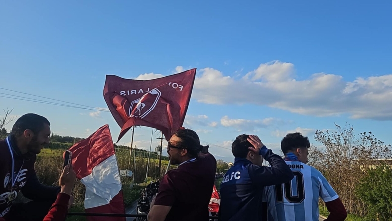 ΑΕΛ: Ο... σημαιοφόρος Μπαριέντος και τα μηχανάκια στην τρελή πορεία του ανοιχτού πούλμαν (vid)