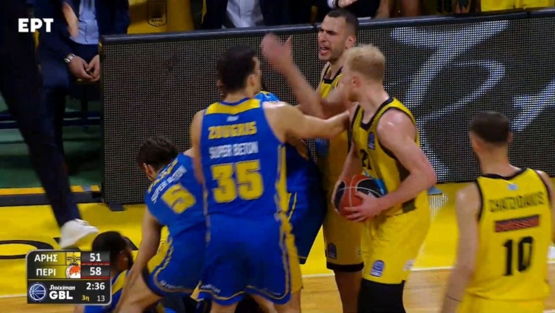 Άρης - Περιστέρι: Ο Μποχωρίδης έσπρωξε τον Χάρις στο παρκέ πυροδοτώντας μίνι σύρραξη