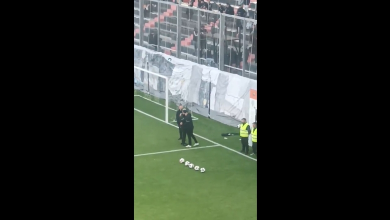 ΟΦΗ - Αστέρας: Στον αγωνιστικό χώρο πριν τη σέντρα ο Μιχάλης Μπούσης, αγκάλιασε τον γιο του (vid)