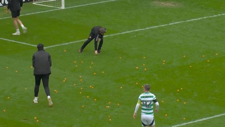 Νταντί Γιουνάιτεντ - Σέλτικ: Οι οπαδοί πέταξαν μανταρίνια προκαλώντας τρίλεπτη διακοπή στο ματς (vid)