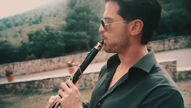 Η φωτογραφία που δημοσίευσε ο Άρης Μουγκοπέτρος από το νοσοκομείο: «Ο ήρωάς μου»