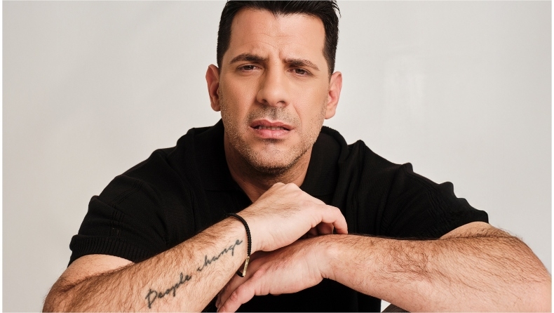 Ο Θοδωρής Φέρρης κοιτάει το κοινό... Κατάματα, μέσα από μία μοναδική καλοκαιρινή περιοδεία σε όλη την Ελλάδα