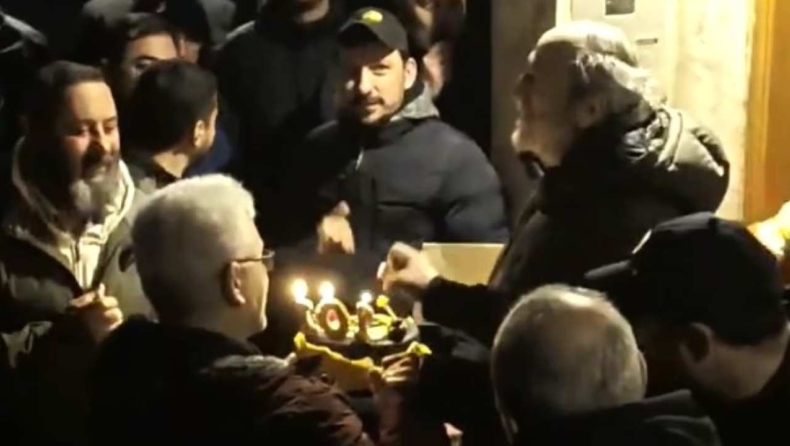 ΑΕΚ: Το «Μήτσο γεια σου, ήρθαν τα παιδιά σου» και η έκπληξη στον Δημήτρη Χατζηχρήστο για τα γενέθλια της Ένωσης (vid)