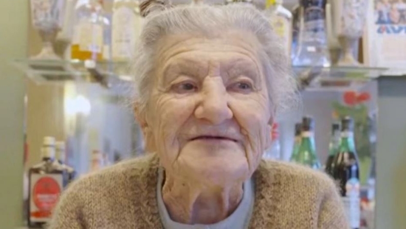 Η γηραιότερη barista στην Ιταλία: Η Άνα Πόσσι είναι 100 ετών και ακόμα σερβίρει καφέ και ποτά