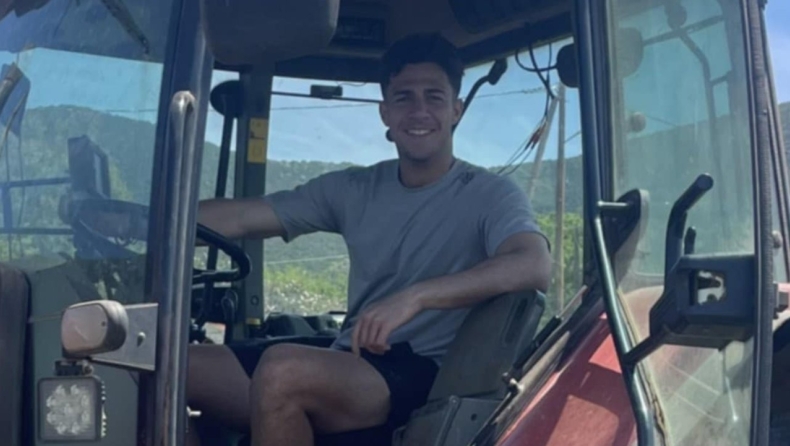 Κωστούλας: Ανέβηκε σε τρακτέρ για να βοηθήσει στα έργα του γηπέδου του Αίαντα Σούρπης