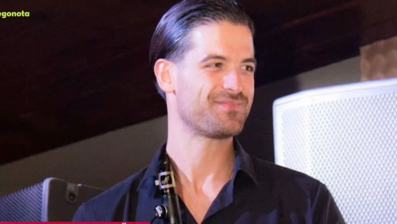 Ο ίδιος ο Μουγκοπέτρος κρατούσε τη μπλε κροτίδα: Κατηγορείται για παραβίαση του νόμου περί πυροτεχνημάτων (vid)