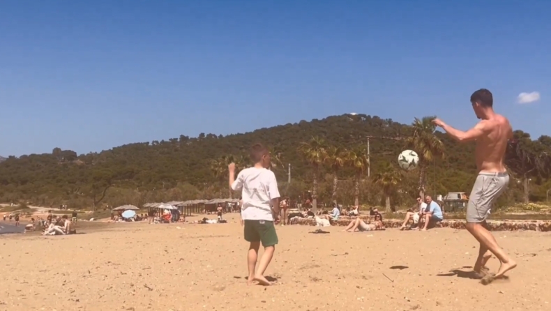 Τζούρισιτς: Τα παιχνίδια υψηλής τεχνικής  με έναν πιτσιρικά στην παραλία (vid)