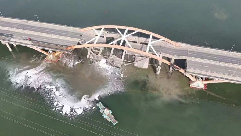 Συναγερμός στο Πεκίνο: Κατέρρευσε γέφυρα μετά από φωτιά (vid)