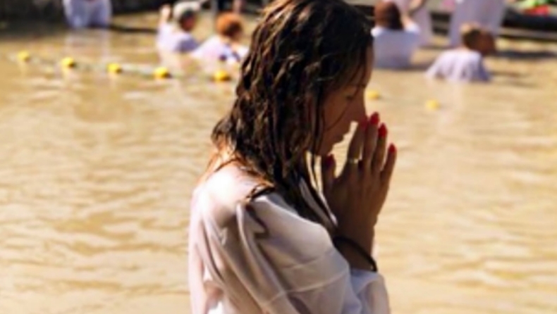 Η Πηγή Δεβετζή δημοσίευσε φωτογραφίες απ' τη βάφτισή της στον Ιορδάνη ποταμό: «Αξέχαστη εμπειρία»