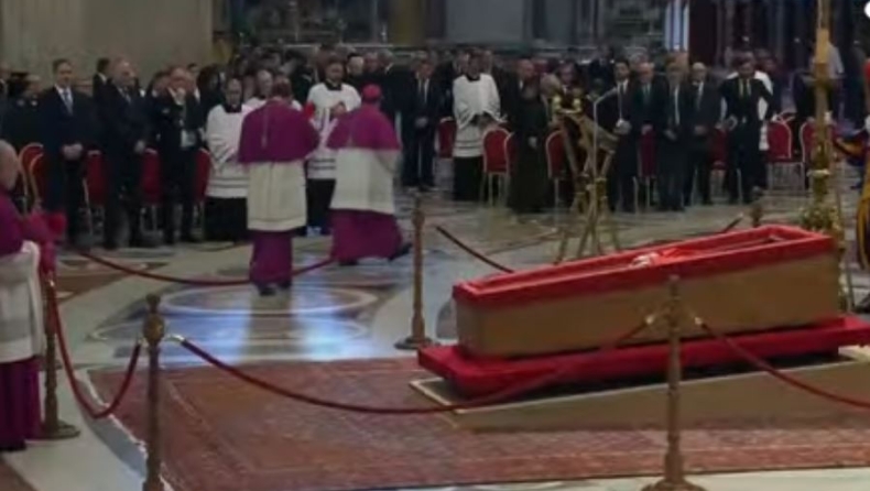 Βατικανό: Πάνω από 100 χιλιάδες πιστοί προσκύνησαν το σκήνωμα του πάπα Φραγκίσκου (vid)