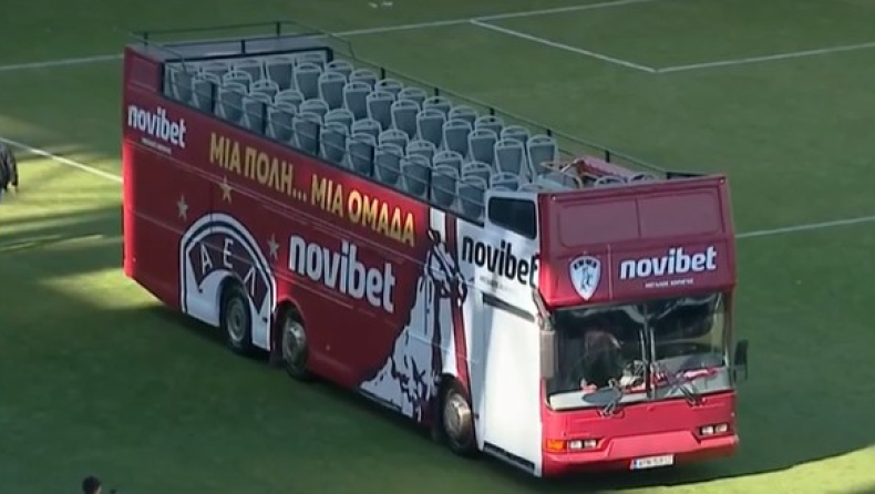 ΑΕΛ: Το ανοικτό πούλμαν της φιέστας των «βυσσινί»