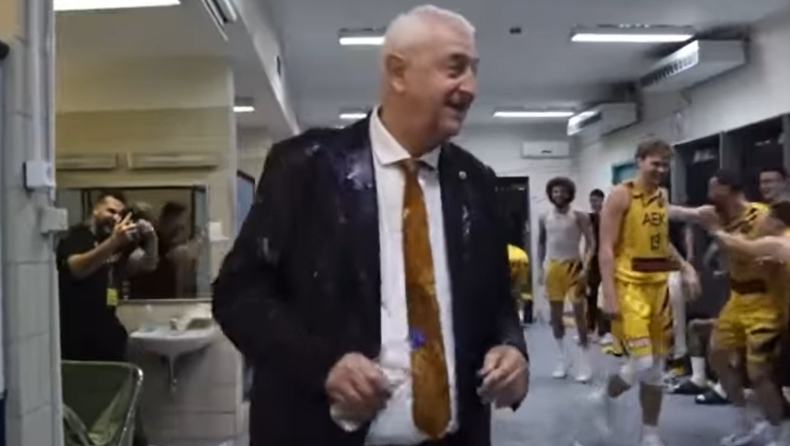 ΑΕΚ: Μπουγέλο από παίκτες σε Σάκοτα και αποθέωση στα αποδυτήρια (vid)