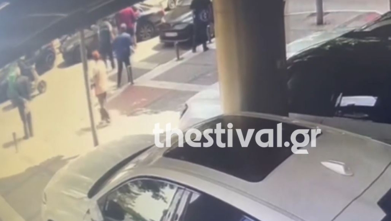 Θεσσαλονίκη: Τέσσερις άνδρες ξυλοκόπησαν άγρια γιατρό μπροστά στο τρίχρονο γιο του (vid)