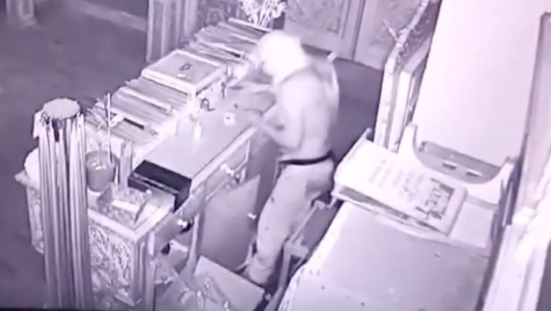 Μπούκαρε ημίγυμνος σε εκκλησία για να κλέψει και βγήκε με αίματα (vid)