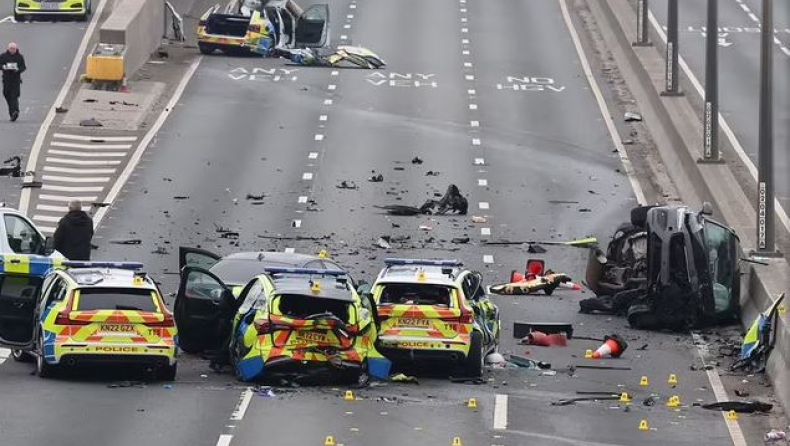 «Μακελειό» σε αστυνομική καταδίωξη στην Αγγλία: Πέντε περιπολικά έγιναν σμπαράλια (vid)