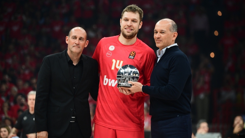 Ολυμπιακός - Ρεάλ: Ο Βεζένκοβ βραβεύτηκε για την παρουσία του στην καλύτερη πεντάδα