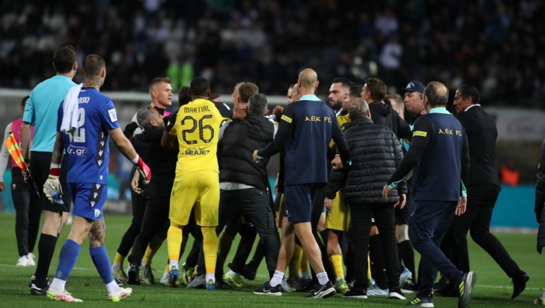 ΠΑΟΚ – ΑΕΚ: Ένταση στο ημίχρονο με πρωταγωνιστές Κεντζιόρα και Βίντα