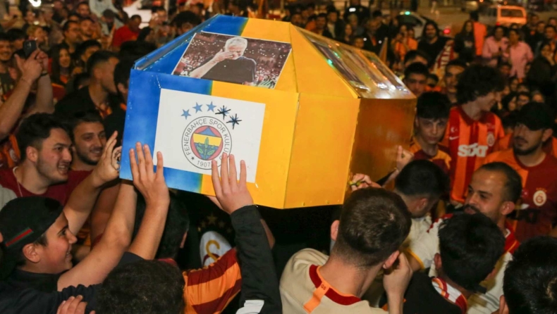 Γαλατάσαραϊ: Οι οπαδοί της σήκωσαν φέρετρο της.. Φενέρ με φωτογραφία Μουρίνιο