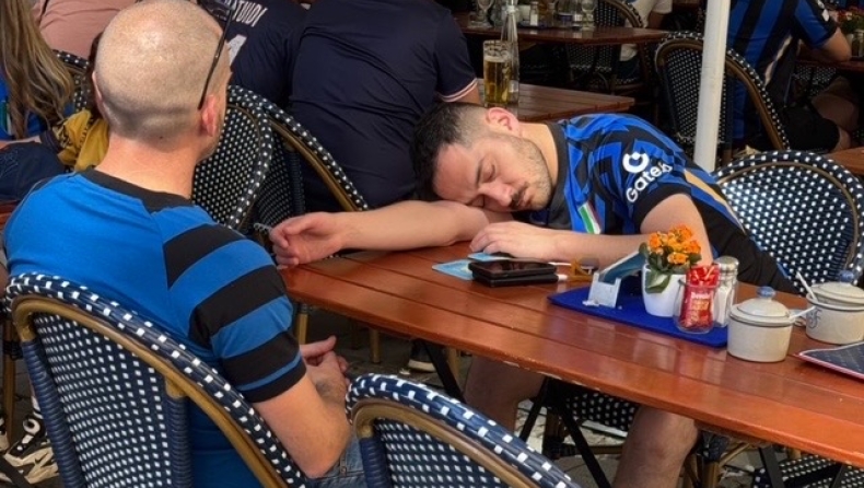 Οπαδός της Ίντερ κοιμήθηκε στο τραπέζι και… ονειρεύτηκε το Champions League!