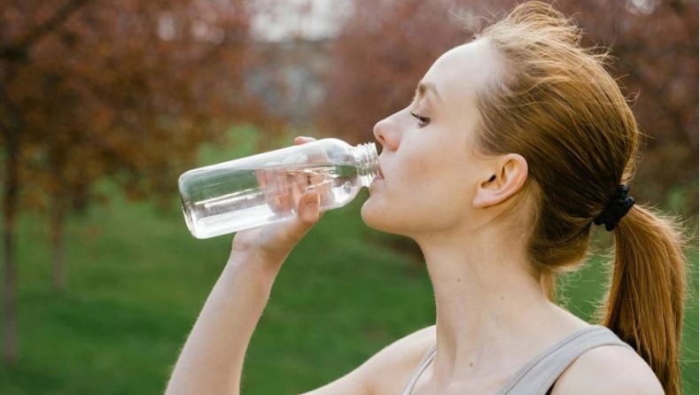 Νερό με αλάτι: Μπορεί να βοηθήσει στην ενυδάτωση;