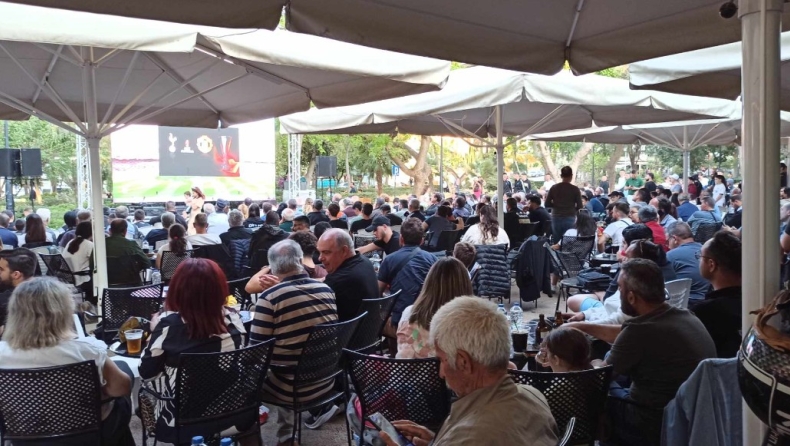 ΟΦΗ: Δεν πέφτει... καρφίτσα στο Πάρκο Γεωργιάδη στο Ηράκλειο, όπου έχει στηθεί γιγαντοοθόνη για τον τελικό (vid)