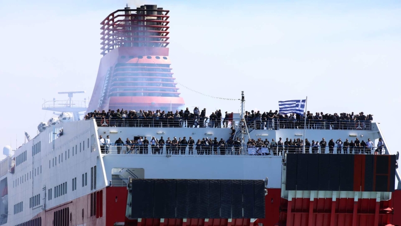 ΟΦΗ: «Ανάψαμε φωτιά και μεγαλώνει» τη στιγμή που έδενε το καράβι στο Λαύριο (vid)