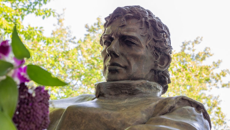 Όταν η τραγωδία σμιλεύει το μύθο