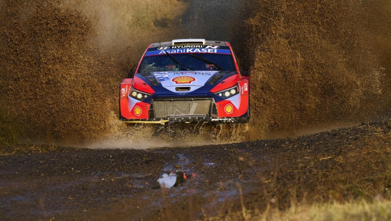 ΕΚΟ Ράλλυ Ακρόπολις: Ο Τάνακ δεν απολαμβάνει τον αγώνα, όμως πλησιάζει στη νίκη (vid)