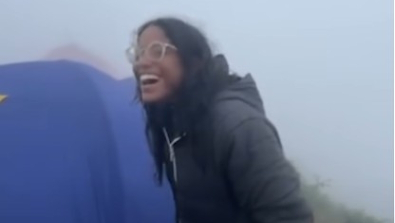 Το τελευταίο της βίντεο: Δευτερόλεπτα πριν πέσει και παγιδευτεί σε κρατήρα ενεργού ηφαιστείου 