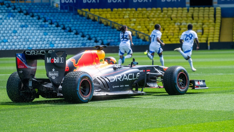 F1 - Ποιος είναι πιο γρήγορος στο γρασίδι; Οι παίκτες της Λιντς ή το μονοθέσιο της Red Bull; (vid)