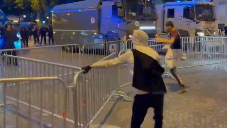 Σε τεχνητό κώμα αστυνομικός που χτυπήθηκε από κροτίδα μετά από το Παρί Σεν Ζερμέν - Ίντερ