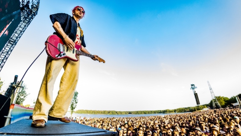 Release Athens: 4 τραγούδια που θα άκουγες άνετα και σε ποδοσφαιρικό γήπεδο