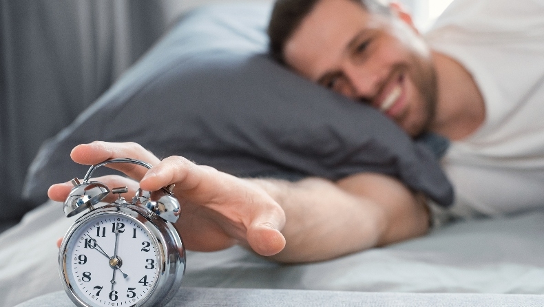 Ξυπνάς κάθε μέρα την ίδια ώρα χωρίς ξυπνητήρι; Tότε έχεις αυτά τα 8 χαρακτηριστικά, σύμφωνα με την ψυχολογία