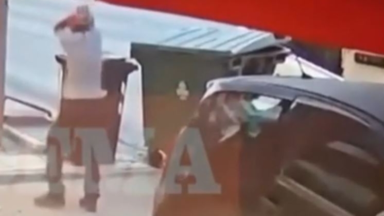 Βίντεο ντοκουμέντο από τη φονική παράσυρση της δημοτικής υπαλλήλου από ταξί: Έπιανε το κεφάλι του ο συνάδελφός της