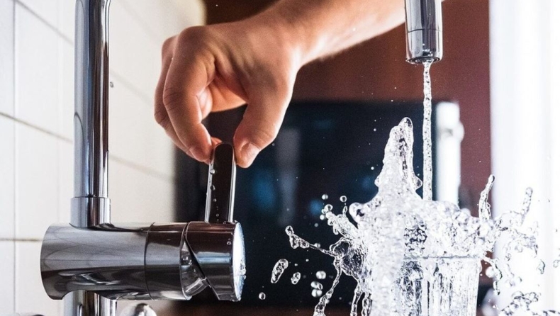 Γιατί πρέπει να αφήσετε ένα ποτήρι και ένα φύλλο χαρτιού στον νεροχύτη φεύγοντας για διακοπές