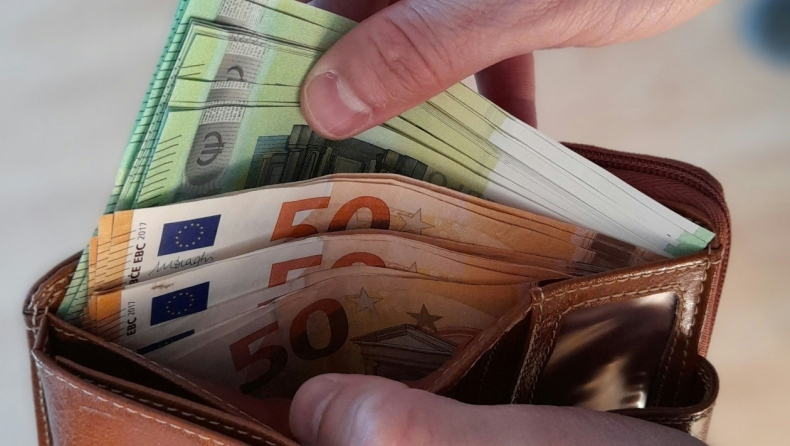 Δύο φοιτήτριες παρέδωσαν πορτοφόλι με 1.332 ευρώ - Η ιστορία πίσω από τα χρήματα