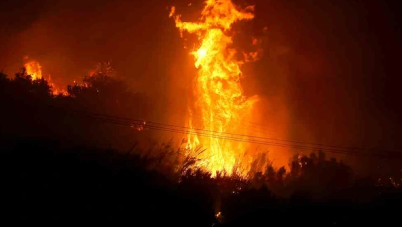 Φωτιά στην Ιεράπετρα: Μεγάλη μάχη της Πυροσβεστικής σε τρία μέτωπα