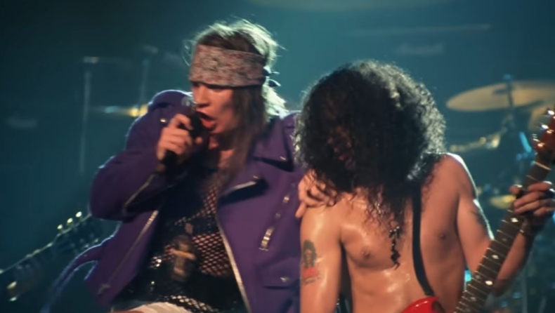 Η επεισοδιακή συναυλία των Guns N' Roses: Ο Axl βούτηξε στο κοινό και όρμησε σε θεατή επειδή τον βιντεοσκοπούσε (vid)