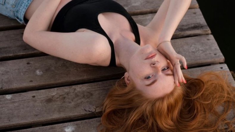 6 συμπεριφορές των ανθρώπων που προσποιούνται ότι σε συμπαθούν, αλλά σε σχολιάζουν πίσω από την πλάτη σου